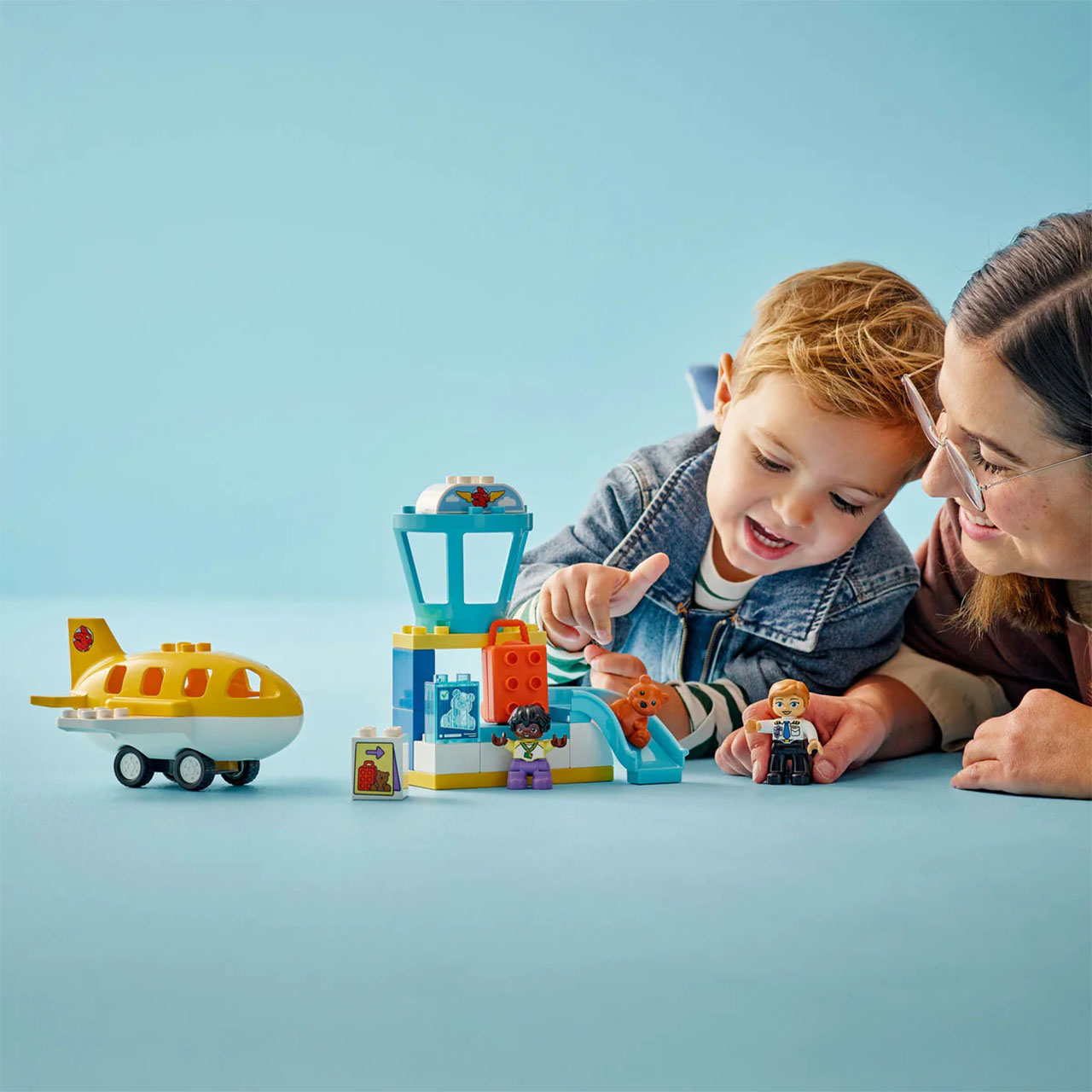 Lego - kocke - LEGO 10443 Prvi put u zračnoj luci - slika 3