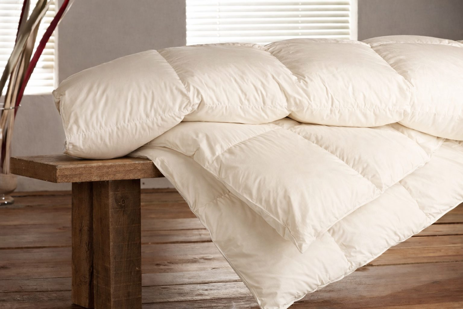 Detalj prošivenog bijelog popluna